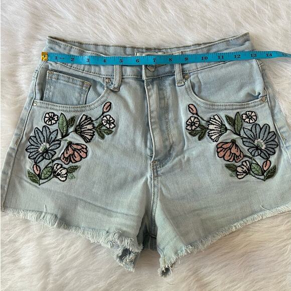 Forever 21 High Rise Light Wash Embroidered Flowers Denim Shorts Size 26 | 2 - Picture 5 of 7